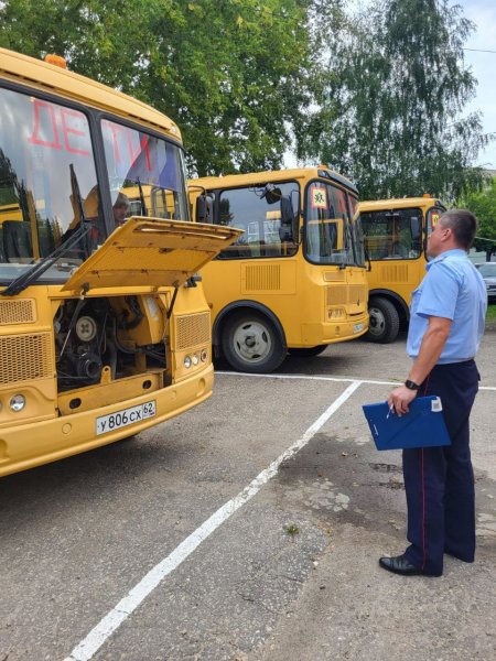 Сотрудники Госавтоинспекции Пронского района в рамках информационно-пропагандистской кампании «К знаниям без ДТП» провели проверку школьных автобусов